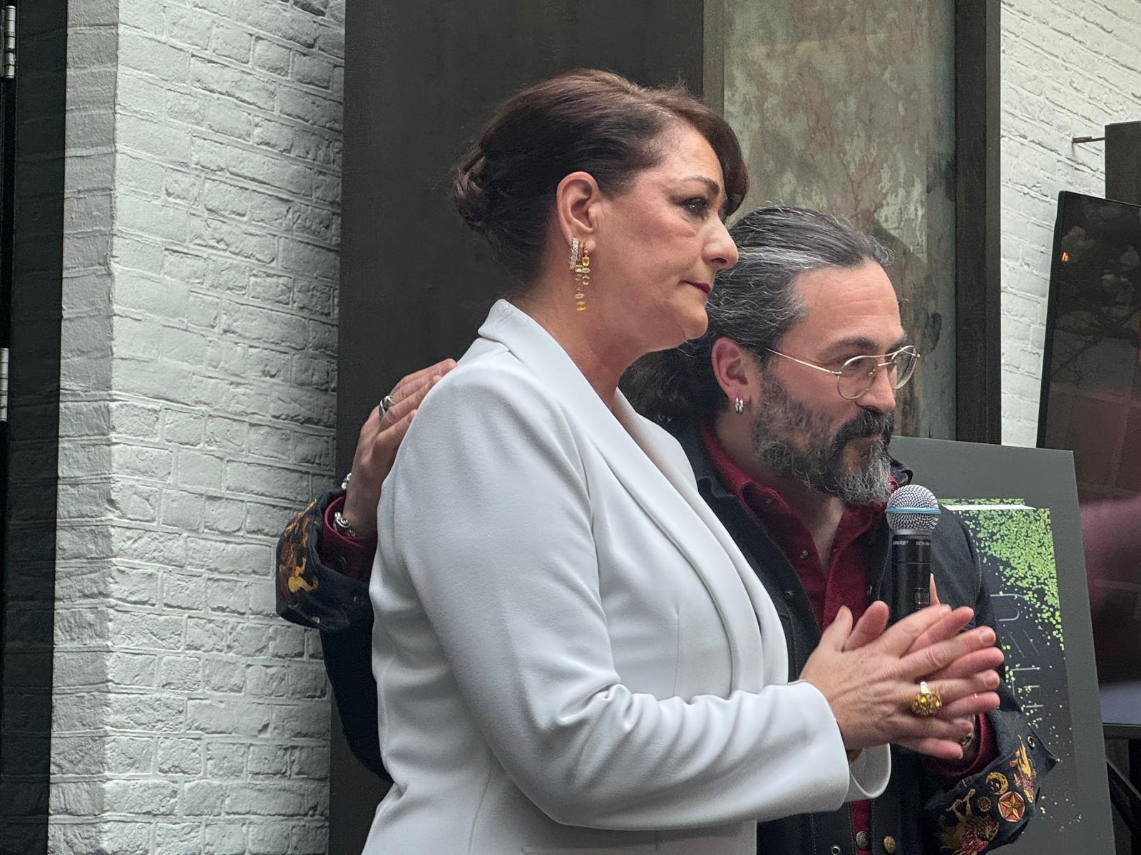 Thérèse Boer en Joël Broekaert tijdens de presentatie van het boek Puur Jonnie